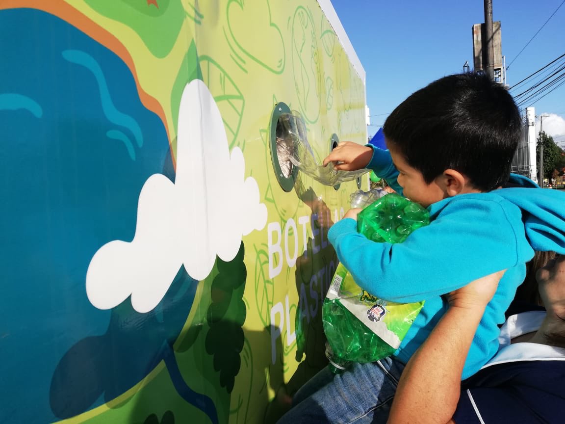 AmbienteCoronel's tweet photo. En escuela Escuadrón y jardín infantil Frutillita comenzamos a educar respecto del Plan Piloto Comunal de Reciclaje de #Coronel con 50 nuevos Puntos Verdes en establecimientos educacionales y juntas de vecinos 👏🏼👍🏼💪🏼💚 TREMENDO DESAFÍO ✅ #JuntosPorCoronel #CoronelSustentable https://t.co/agiPteykOJ