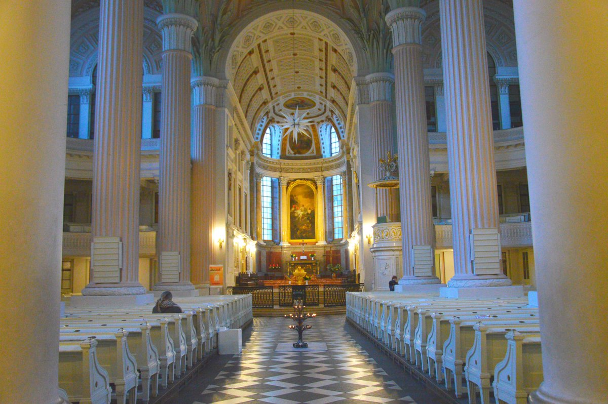 ブﾙｽﾄ ドイツ雑推帳 A Twitter ベルリンの壁崩壊そして東西ドイツ統一へと至る 市民革命 の始まりの場所とも言われるライプツィヒのニコライ教会 こん日のこの教会の内陣は淡やかなトーンと柔らかい光が静かに佇んでいます 柱の飾りは初期キリスト教の