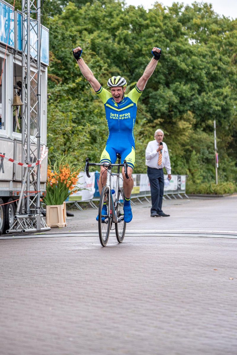 #kopman @bartvanruiten99 wint onder barre #omstandigheden 🌧vandaag de #kermiskoers <a href="/RTVHa/">RTV De Bollenstreek</a> in Noordwijkerhout #sportklasse