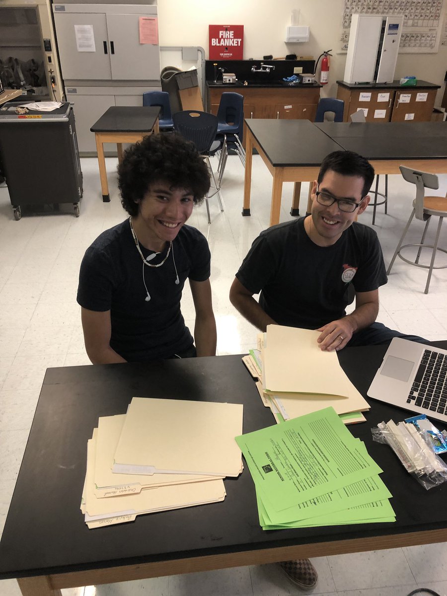 cctaphoenixes's tweet photo. #iamepisd First Graduation Rate Intervention period of the school year. Two teachers per classroom, one conferencing with each student and the other teacher providing a Social Emotional Learning lesson. Go Phoenixes!!! https://t.co/l7uzV3wimQ