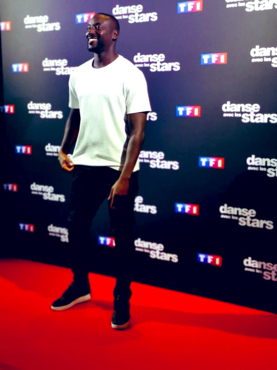 DALS_TF1's tweet photo. #DALSday
Au tour de @ladjidoucoure7 @moundirofficiel @ElsaEsnoultOff et @lindahardy de se présenter face aux photographes ! https://t.co/cOnfxEVwyV