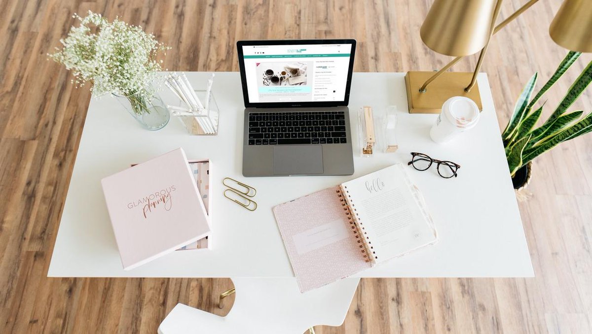 PauBenefit's tweet photo. 🙋‍♀️ ¿Primera vez en Home Office?
1️⃣Destina un espacio únicamente a tu trabajo. 
2️⃣Recuerda alimentarte. 
3️⃣El compromiso sigue con tu equipo.
4️⃣¡Recuerda llevarte la compu!
5️⃣Respeta tus horarios (tanto de entrada como de salida).
Más en: https://t.co/WMc115vI7r #FelizMiércoles https://t.co/02G9GGn8V7