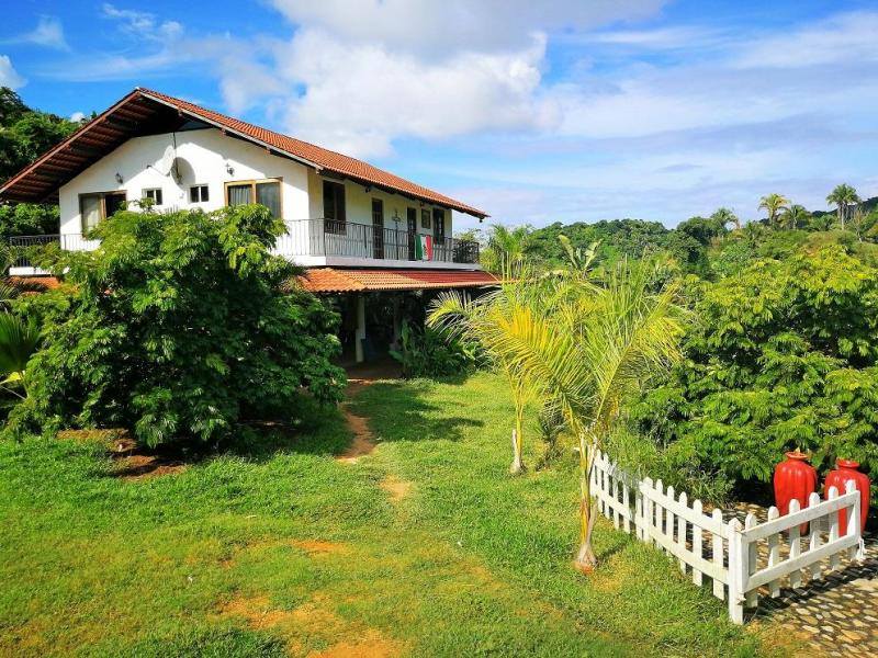 CBVallarta's tweet image. Rancho San Pancho | $1,000,000 USD

Beautiful #ranch close to #SanPancho featuring cobbled access to the #2level main house, waterhole, electricity, a river runs through the property, 2 residential properties. bit.ly/2IIia5d
