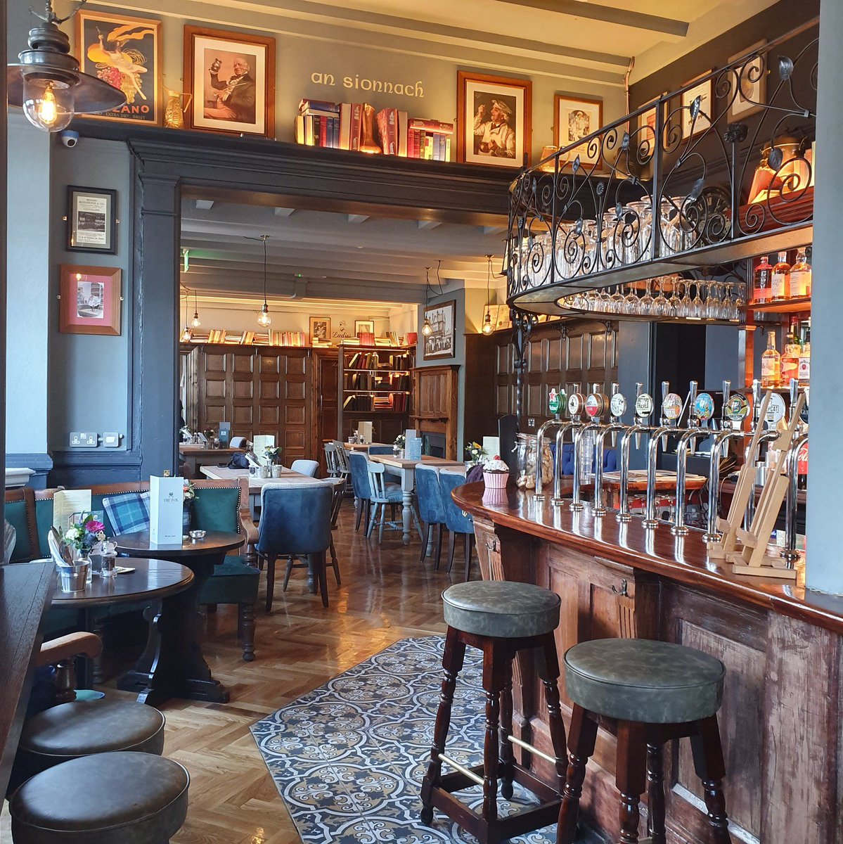 W7Studio's tweet photo. The Fox has been refurbished in the space of about 3 weeks and it looks stunning #HanwellHour #ParquetFloor #FloorTiles #FarrowandBall #Refurb #Woodpanelling https://t.co/0zoBv4SOZ1