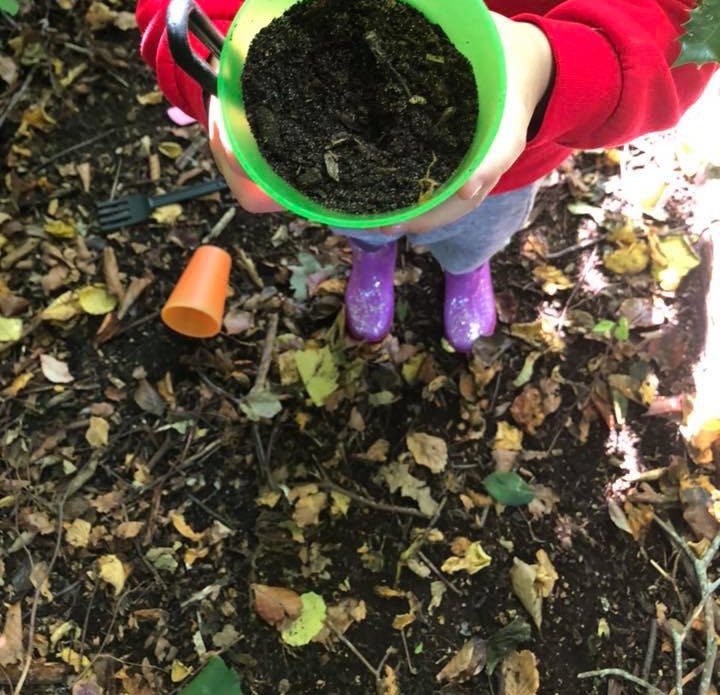 CharlotteRice_'s tweet photo. Loved spending this afternoon learning outdoors with my class today. We painted with mud, made mud pies, hunted for and found lots of different bugs, built dens, explored the pond and lots more. They loved it...definitely looking forward to doing it again 🌿 https://t.co/4bEFxXUATr