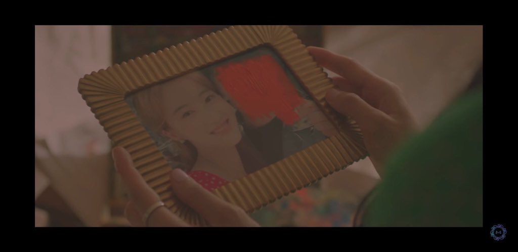 Today, WheeIn released her 2nd solo "Soar". She featured in her MV a relationship between a female art student who loves her female art teacher who can't reciprocate her feelings and who is in a relationship w/ a man @RBW_MAMAMOO  #MAMAMOO  #Wheein_Goodbye https://twitter.com/random_moomoo/status/1169180383059070976?s=19