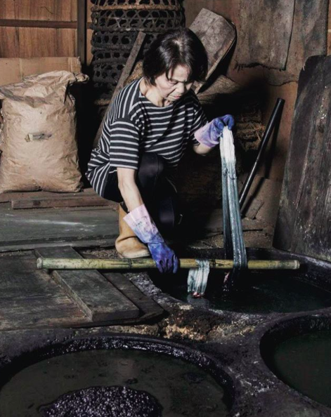 RedcastHeritage's tweet photo. The art of #Japan ´s traditional natural #indigodyeing at Higeta Aizome Kobo. ⁣⁣The Indigo dye is made through a long and delicate process of fermentation using #indigo leaves, wheat bran, hardwood ash, lime, and sake. #sustainablefashion #ropedye #selvedgedenim #denimstore https://t.co/bmpSYehDAH