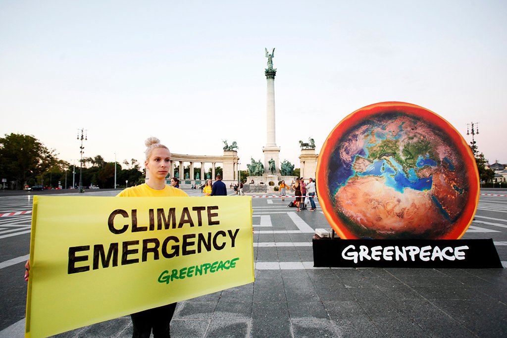 Today, Greenpeace Hungary displayed a burning Earth at Heroes’ Square, in Budapest, to call for immediate action in a state of climate emergency we are facing. Join our petition and demand the Hungarian government to act immediately to defend its people. greenpeace.hu/klimaveszhelyz…