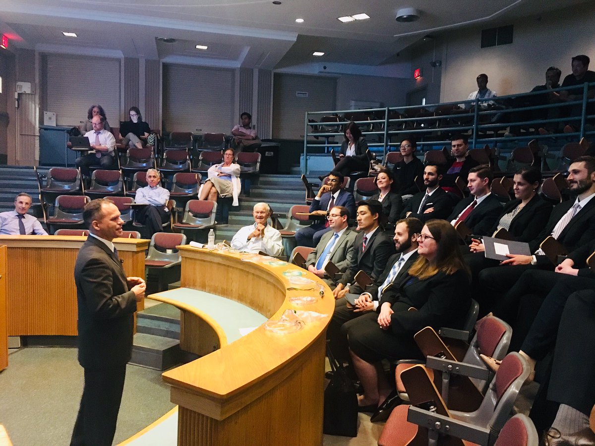 Our first State Chest Conference of the academic year: Dr. Ed Manning!! Here he is with our applicants talking about oxygen toxicity and his experience as a diver in the Marine Corps! @USMC #bestfellows #diverseinterests #atatechest @YalePCCSM