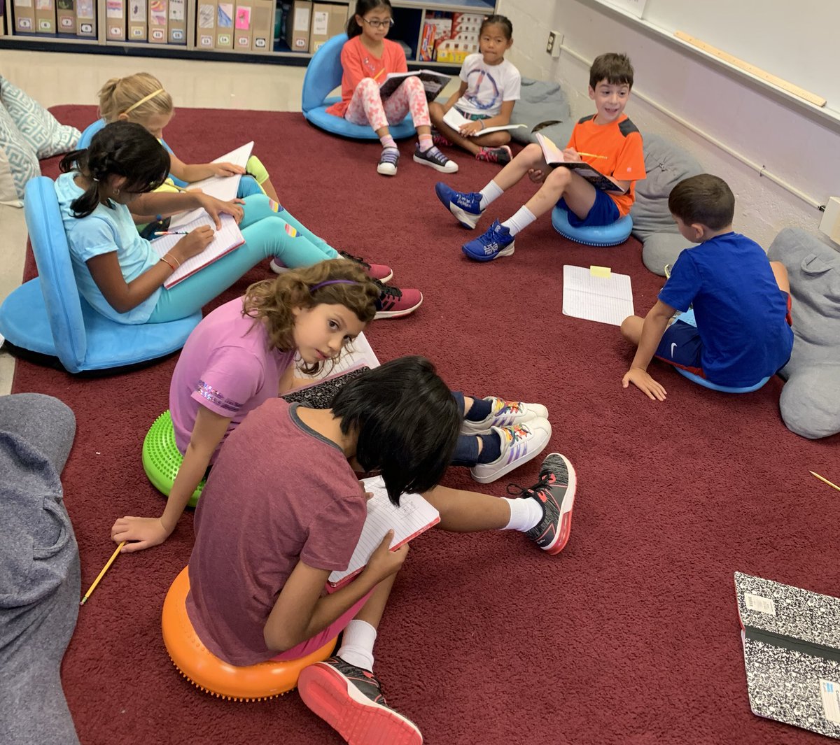 MsCurranGr3AAP's tweet photo. Problem solving together yesterday during math! #projectM3 #FHHighlights https://t.co/eJXnZP0PCD