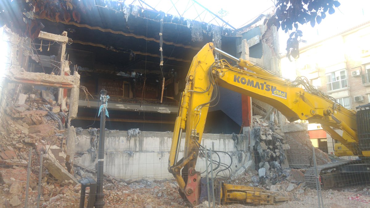 nauta72's tweet photo. Ayer tome esta foto del antiguo cine Bristol en el Puente VK. Llevaba cerrado más de 25 años. Allí pase buenos ratos de niño y adolescente con aquellas películas en sesión continua. En su lugar un edificio con viviendas de lujo a partir de 240.000€. #Vallekas https://t.co/eGFnXLMsSE
