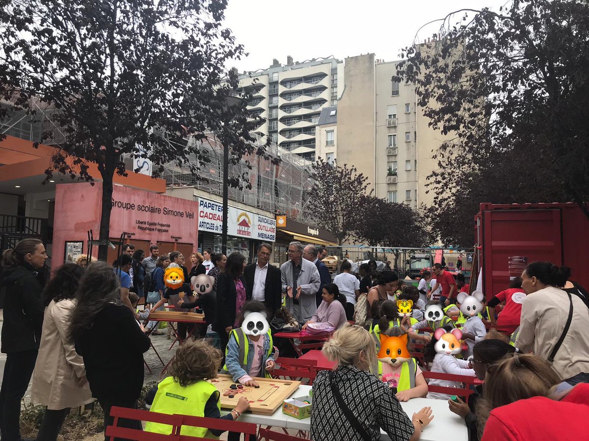 SCharnoz's tweet photo. Quel bonheur de voir ces enfants jouer avec les équipes de la #ludomouv @AssoFlorimont rue d’Alesia #Paris14 ! @Paris doit tous les jours vibrer aux sons de ces jeux en bois et des rires des petit.e.s https://t.co/136KwYteix.s ! #Parisdesenfants #Parisdesfamilles https://t.co/ZpdTzIpNJx
