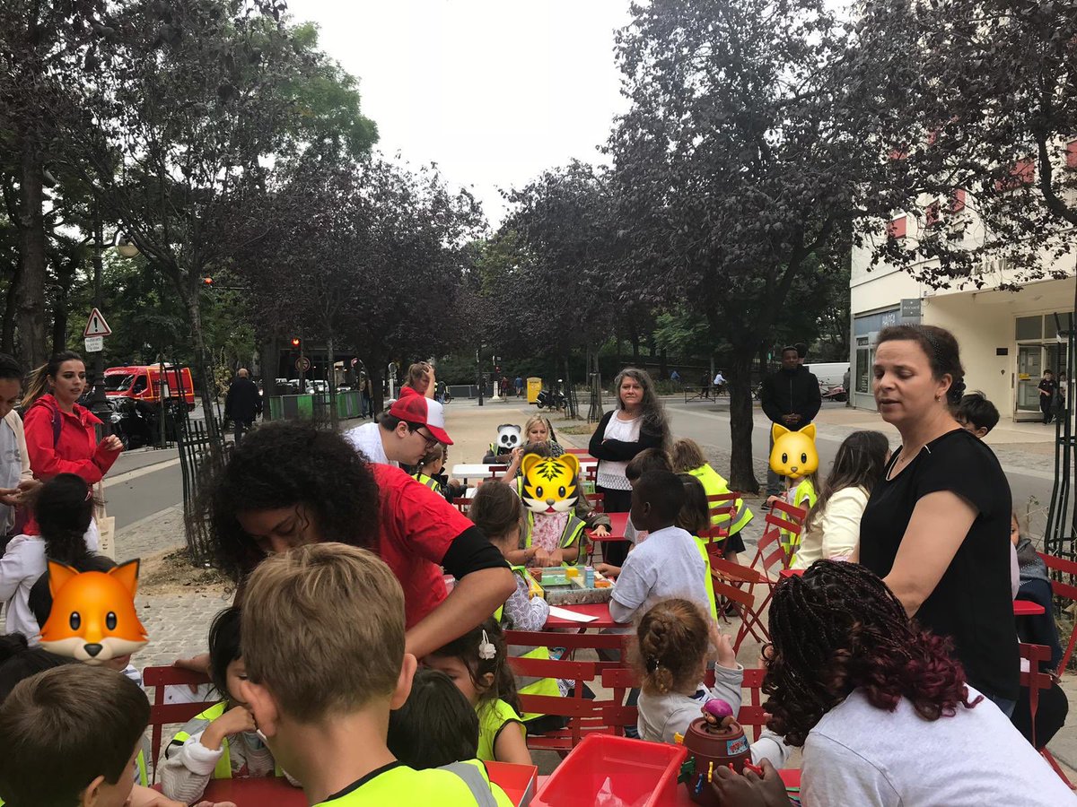 SCharnoz's tweet photo. Quel bonheur de voir ces enfants jouer avec les équipes de la #ludomouv @AssoFlorimont rue d’Alesia #Paris14 ! @Paris doit tous les jours vibrer aux sons de ces jeux en bois et des rires des petit.e.s https://t.co/136KwYteix.s ! #Parisdesenfants #Parisdesfamilles https://t.co/ZpdTzIpNJx