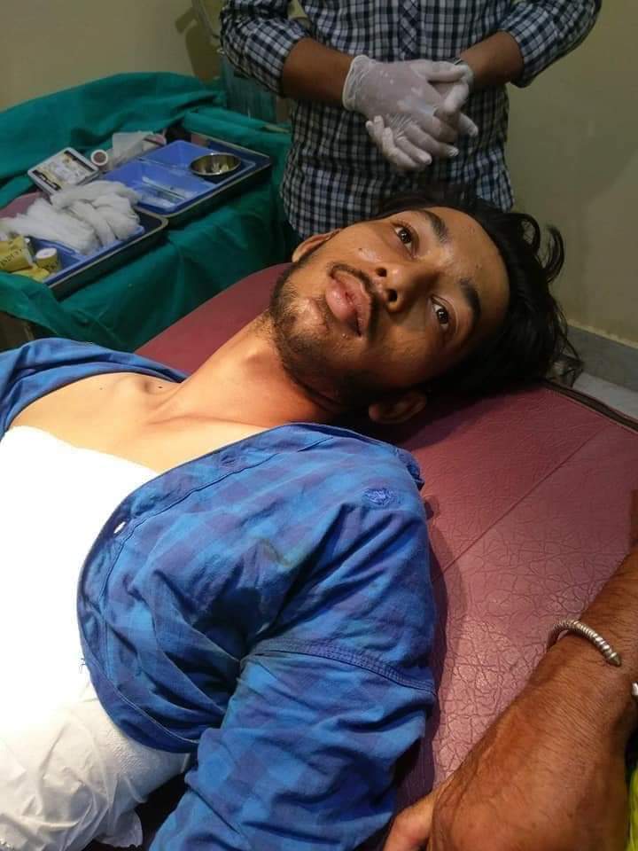 ShahidLatifCh4's tweet photo. چڑھوئی(کوٹلی ) 4 جوانوں نے خونی لکیر کو روند ڈالا اور کراس کر کے کشمیر کا جھنڈا اس پار درخت پر نصب کیا۔ایک نوجوان کو گولی سینے پر لگی راولپنڈی میں زیر علاج ہے ۔
#KashmirWantsFreedom
#KashmirPlebiscite
#BreakLOC
@BBCUrdu @UNGeneva @UN @hrw @amnesty @dawn_com @AJEnglish #kashmir https://t.co/8WmRx9rjnB
