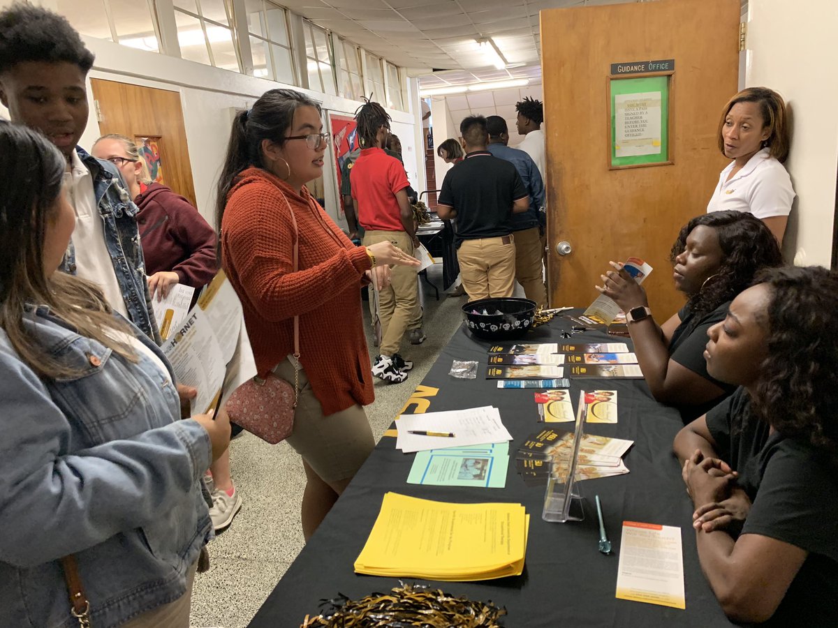 KeshiaKaryotype's tweet image. @theleegenerals Lee High juniors and seniors participated in a College Walk with Alabama State University! #PreparingOurFuture @MPSAL