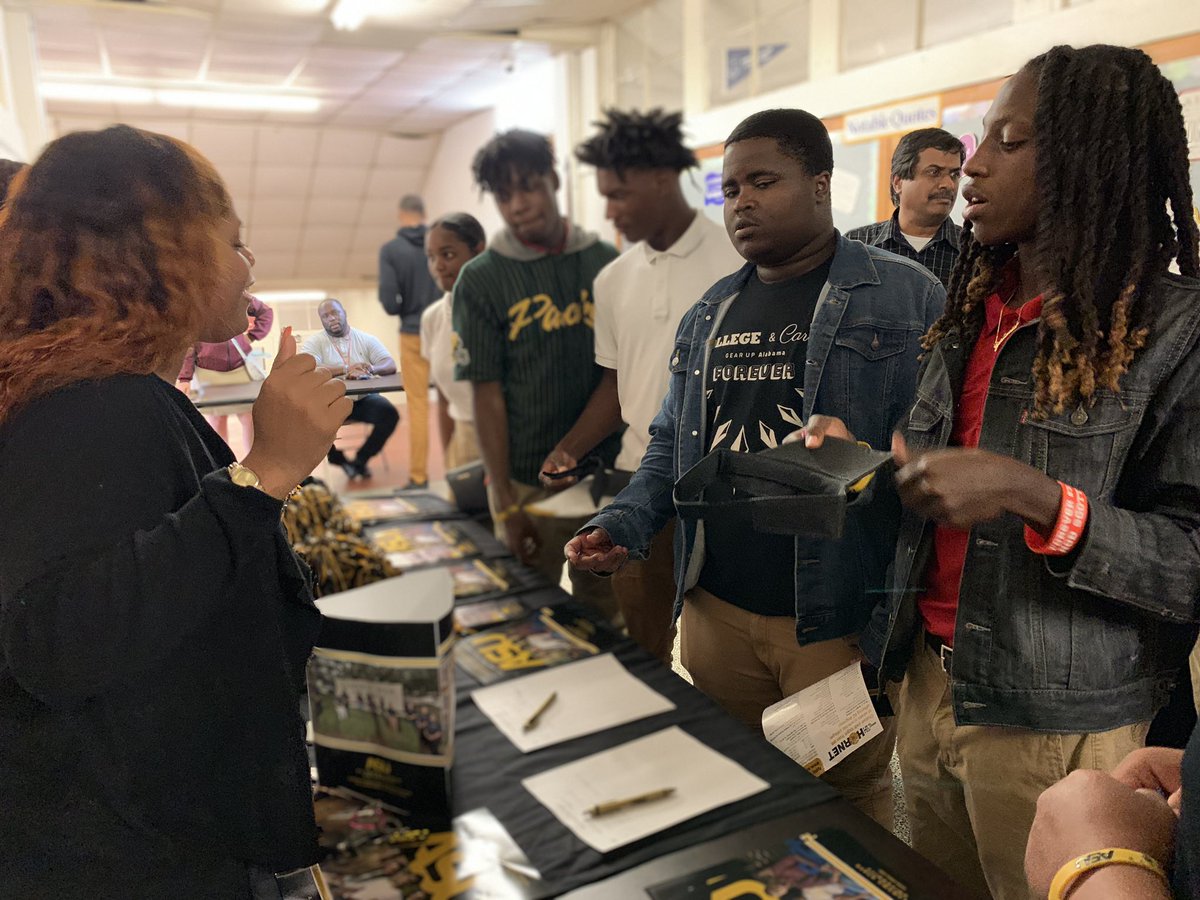 KeshiaKaryotype's tweet image. @theleegenerals Lee High juniors and seniors participated in a College Walk with Alabama State University! #PreparingOurFuture @MPSAL
