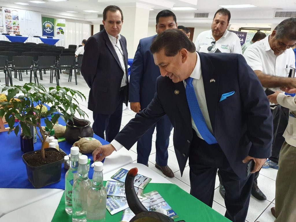 Firma de Declaración de Estabilidad Jurídica Municipal, entre @PROESASV <a href="/SALGOGO_USA/">Salvador GómezGóchez</a> y <a href="/MREBsv/">MREB</a> para atraer inversión extranjera al territorio nuestra región una gestión a seguir. <a href="/EducoSV/">Educo El Salvador</a> <a href="/Fundeorg/">FUNDE</a> @Erick_Rivera80 <a href="/GobMunicipalSV/">Gobernabilidad Municipal SV</a> <a href="/USAIDES/">USAID/El Salvador</a> <a href="/LRodriguez_SV/">Luis Rodríguez</a>