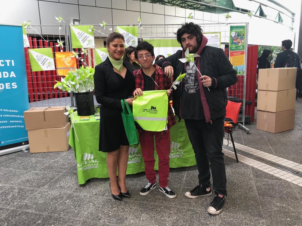 TorresBiscak's tweet photo. @UST_Santiago comprometidas con la seguridad vial para toda su comunidad. Es por eso que, @mutualcchc junto a DAE apoyamos la campaña #CarreteraConSalud Todos firmando su compromiso para evitar incidentes #NadaEsPorAccidente @SantoTomas_ST @conaset @MTTChile https://t.co/UvqfThqUN5