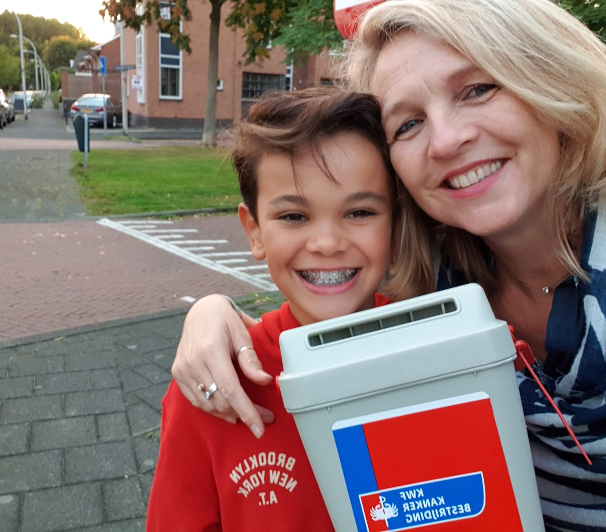 Ook in #Ypenburg wordt volop gecollecteerd voor het <a href="/kwf_nl/">KWFKankerbestrijding</a>. Dit dream team kwam vandaag langs met de #collectebus! Ook via de #QRcode werden #donaties gedaan. Top! #KWF2019 #tijdisbijzonder #geefjijook?