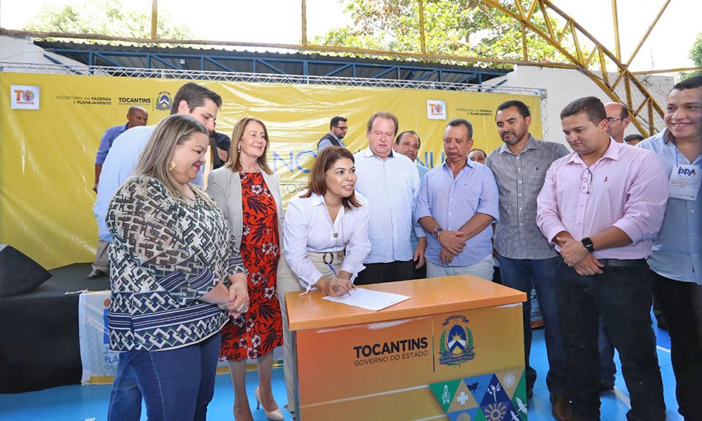 governoTO's tweet image. 🔖 Estudantes, professores e comunidade escolar em geral, da DRE de Guaraí, foram beneficiados com a entrega bens patrimoniais, além de certificações do #Pronatec, e declarações aos professores concluintes do curso de formação continuada. 📚👏 Confira: bit.ly/2ksopm1