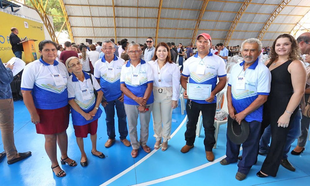 governoTO's tweet image. 🔖 Estudantes, professores e comunidade escolar em geral, da DRE de Guaraí, foram beneficiados com a entrega bens patrimoniais, além de certificações do #Pronatec, e declarações aos professores concluintes do curso de formação continuada. 📚👏 Confira: bit.ly/2ksopm1