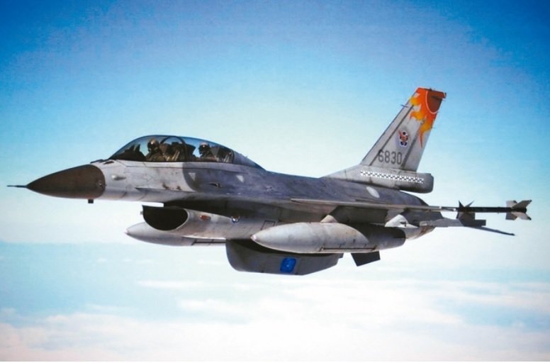 mrlynx_oficial's tweet photo. #Taiwan aprovecha el #momentum y planea la adquisición de pods de reconocimiento #DB110 de última generación para su flota de cazas #F16 que les permita la observación nocturna de objetivos (como el tránsito de los portaaviones chinos por el estrecho). https://t.co/w0XdNXaAu4