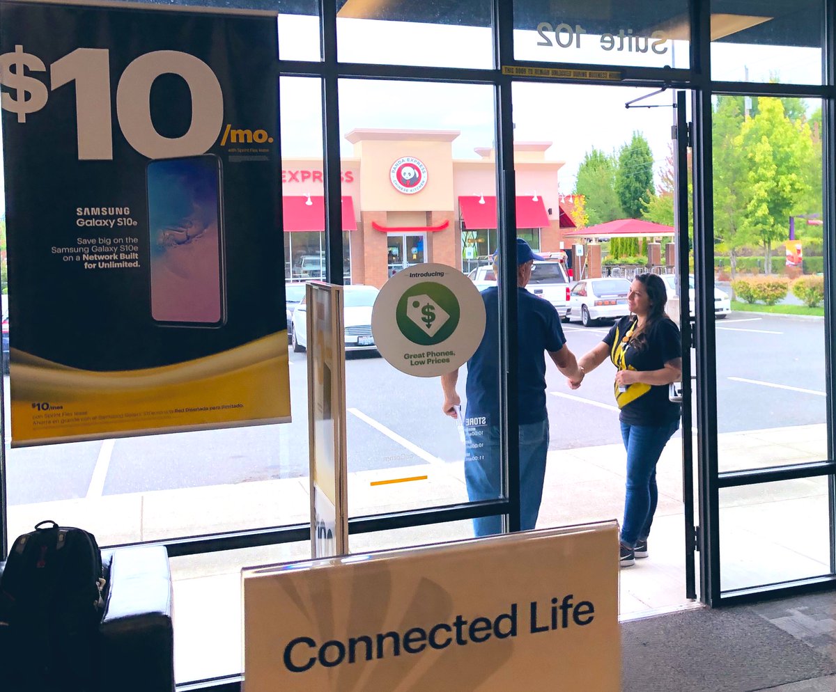 JamesLeeWW's tweet photo. Greatness in action! Walking out customers ensuring they have phenomenal experiences. Love the #ShadowTheLeader that SM Abrianna is displaying to her #FrontlineFirst team. #WeAreNW #ServantLeadership #WalkOutWorking #PDXBlitz https://t.co/CLAoymO9cz