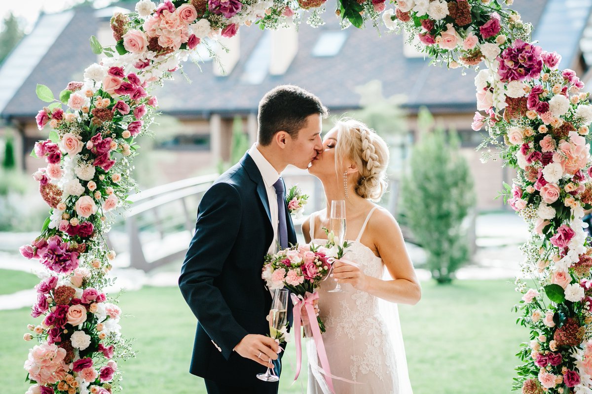 CountyWeddings's tweet photo. Editor Melissa is on the hunt for #RealWeddings to feature in the next issue of Your #SouthWalesWedding Magazine @CWM_YSWW. Get in touch on Melissa.Barker@county.wedding #WeddingHour #Newlywed #WeddingPhotographers #Welshbride #welshgroom #welshwedding #cardiff #swansea https://t.co/vdryNpHLa7