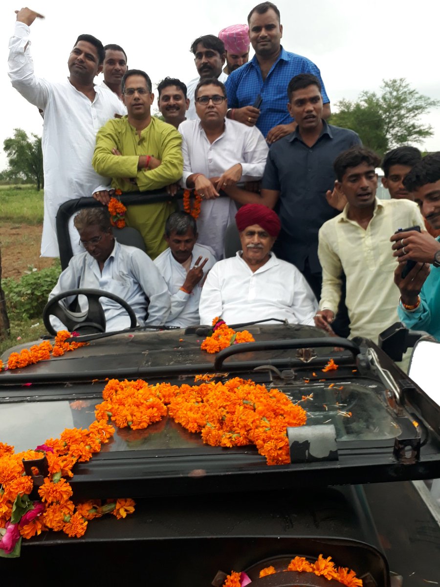 VijaySBainsla's tweet photo. कर्नल बैंसला खुली जीप में ~ बिना किसी सिक्योरिटी के  समाज से रूबरू होते हुए , देवधाम जोधपुरिया के रास्ते पर ....

"समाज ही कश्ती -समाज ही समुन्दर"

चलो देवधाम जोधपुरिया । https://t.co/iJv2v1GEKt