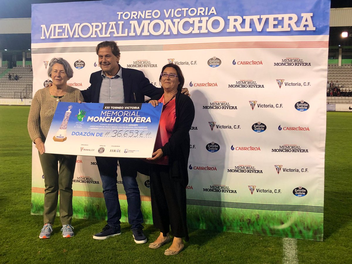 MundoHR's tweet photo. Fin del partido solidario del Memorial Moncho Rivera en #AMalata, con una victoria del @racingferrolsad frente al @RCDeportivo y una recaudación de 36.653€ para #ASFEDRO y #ASPANEPS 👏🏽👏🏽👏🏽 https://t.co/p9n3B36bdj
