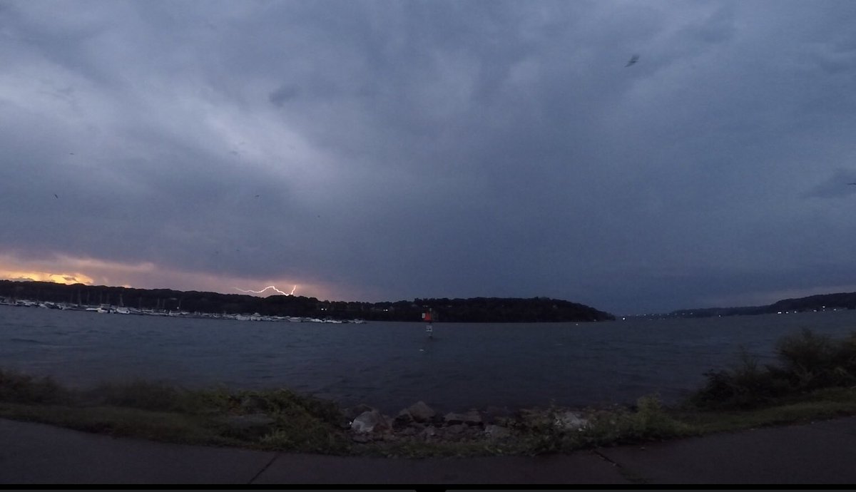 A small lightening strike captured on my GoProHero5 video
@WNYweather @CloudAppSoc @weathernetwork @EarthandClouds @promoteWNY