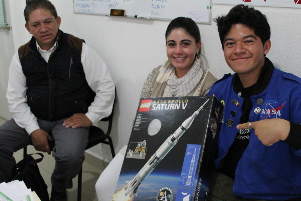 MonseSobreyra's tweet photo. Hoy tuve el gusto de compartir con @Mexican_Space, estudiante de Ingeniería Aeronáutica, ganador del Premio Estatal de la Juventud y ejemplo de que con convicción, se puede llegar hasta donde uno se lo proponga, como él, para quien ni el cielo es el límite. #JóvenesQueInspiran https://t.co/Ash78Tmpzm