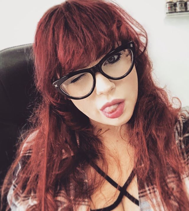 A_RedHerring's tweet photo. So, fall is coming. Plaid emerges! I’m not looking forward to the winter. What are your favourite fall things to do?
-
#derekcardigan #derekcardiganglasses #clearlycontacts #redhead #girlsinglasses #plaidshirt https://t.co/VISc8zA0Yi https://t.co/NA6IaArKEv