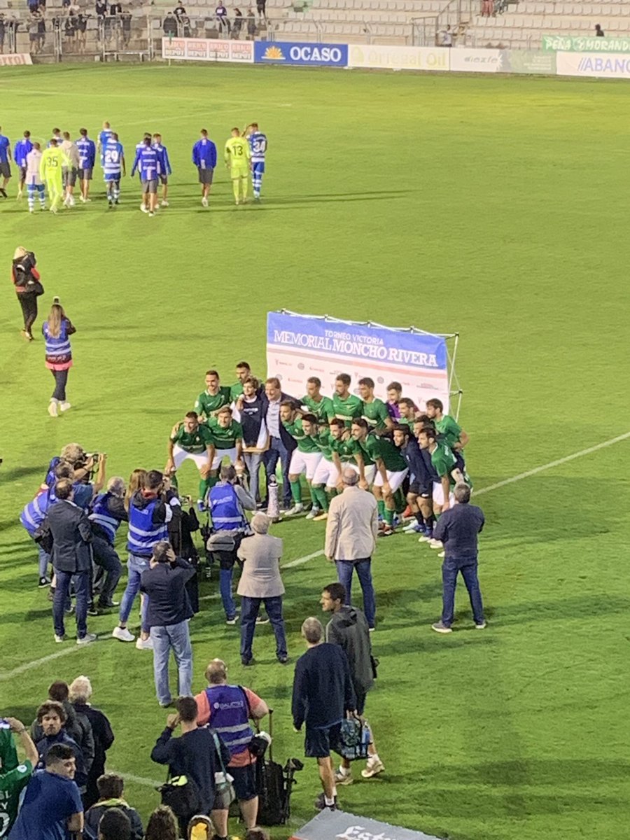 otero1919's tweet photo. Enhorabuena equipo nos lo merecíamos 💚⚽️🙏💪 gran partido de todos pero en especial @chemaleobalde1 que dos paradas salvadoras para darnos el trofeo memorial Moncho Rivera 🏆🥇
Felicidades @racingferrolsad 💚 https://t.co/KHNZ3ADl5B