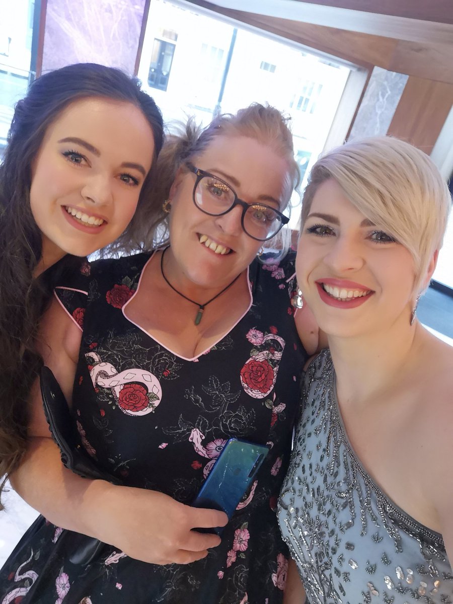 ShugaBudz's tweet photo. #stargazing #final3 #bakeryawards #renshaw https://t.co/K0RPrNIApx