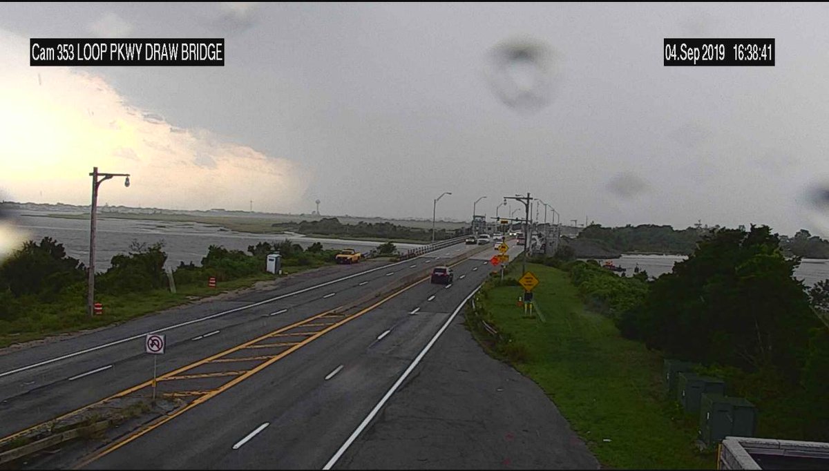 GregRice1010's tweet photo. As @breakingweather has been telling you on #1010WINS, these fast-moving storms are ripping through #NassauCounty- here we see the storm line over the #LoopParkway. More on how the weather is affecting your commute on @1010WINS https://t.co/OvNEtH9Ej2