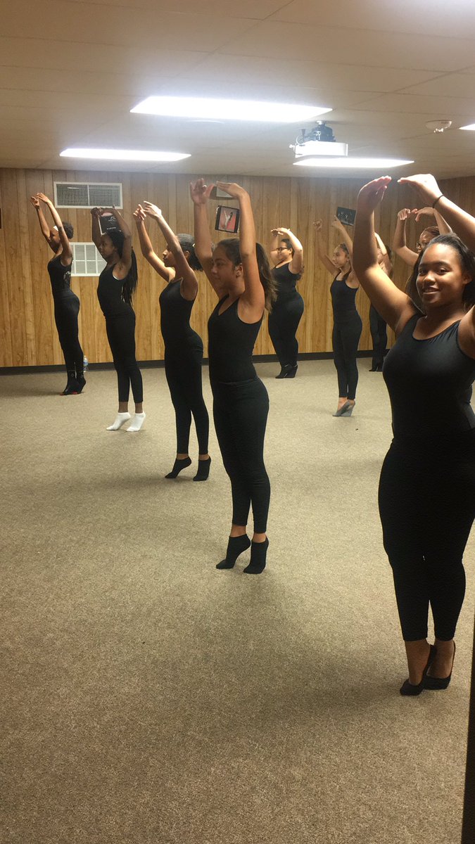 valece_97's tweet photo. 5th Position @HumbleISD_WMS #danceclass https://t.co/JunS8BbH3c