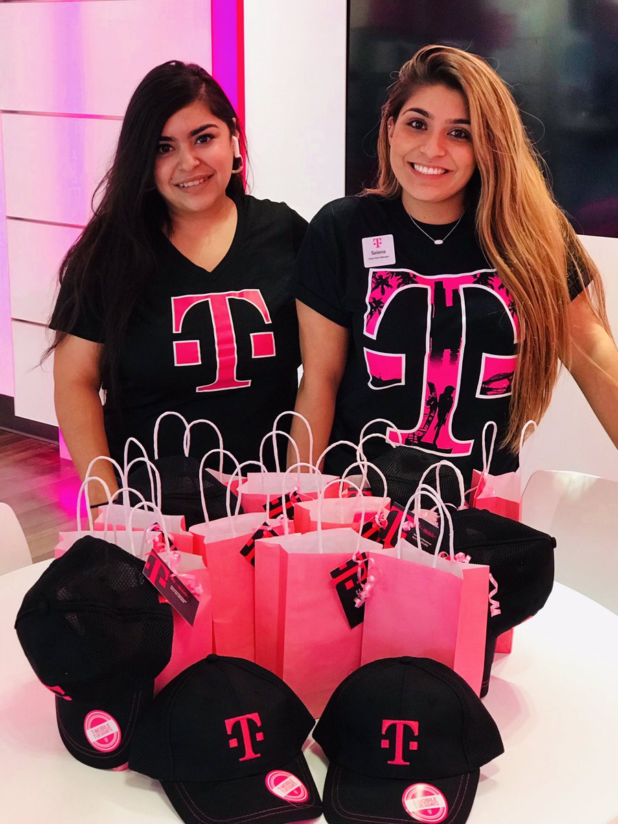 jennifer_love0's tweet photo. When it’s raining and the traffic isn’t coming in, we step out and flyer at local business’. Gathered up some goodies to let them know we take care of our customers and nows the time to switch!  #tmobile #alameda9229  @JohnLegere @Dsolano1023 @luisg_fab @JonFreier @cjgreentx https://t.co/rQqGNjBdBe