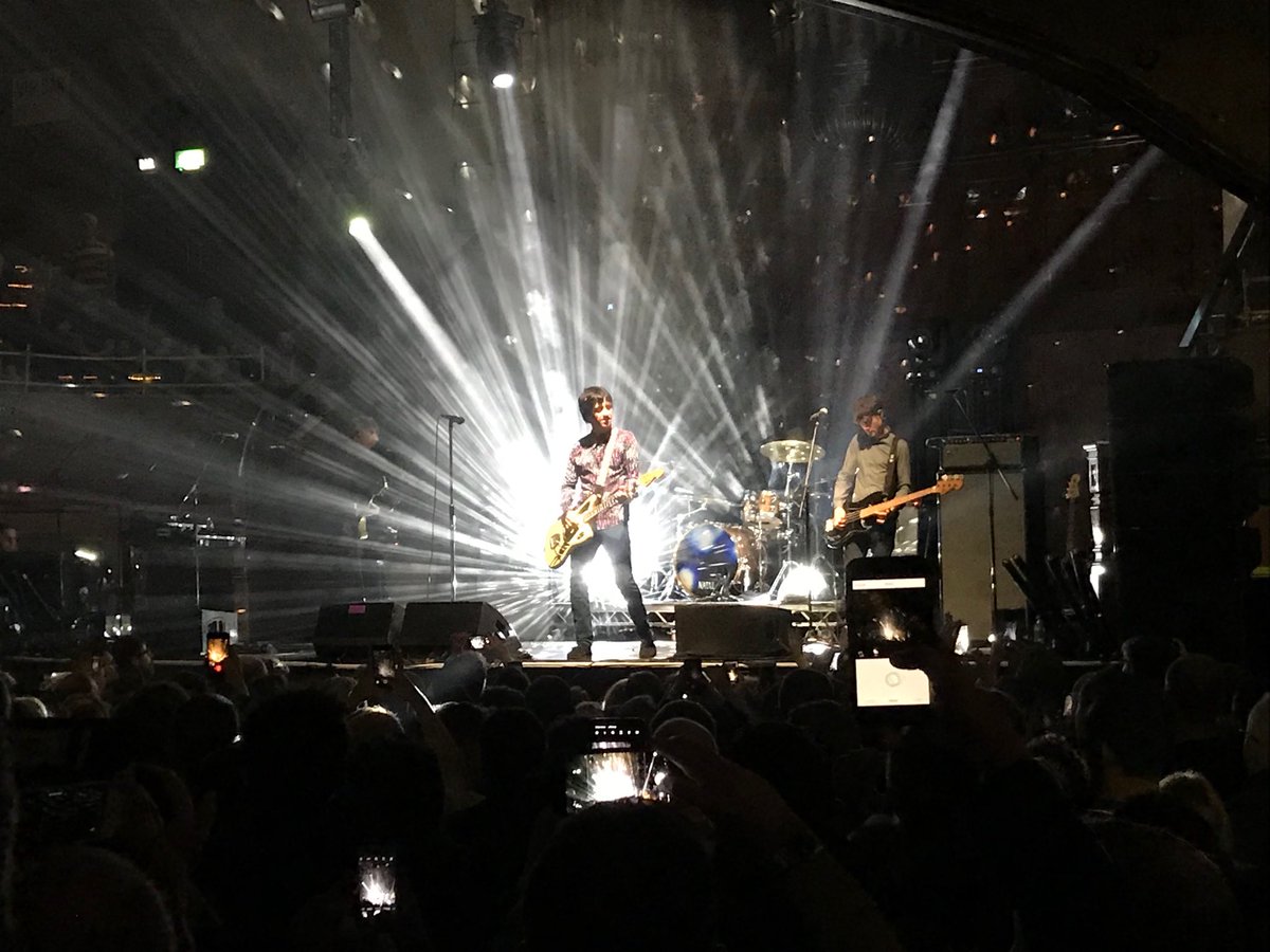 Just beautiful... getting away with it tonight at ⁦@Alberthallmcr⁩  ⁦@Johnny_Marr⁩ #johnnyfuckingmarr