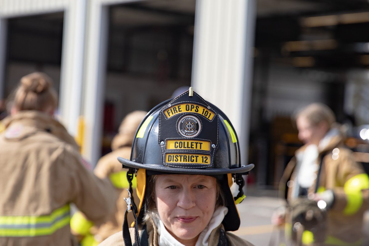 Darrinkellypgh's tweet image. Focused and ready to go in. Great job @SenatorCollett and thankyou for coming out for @PghFireFighters #Fireops