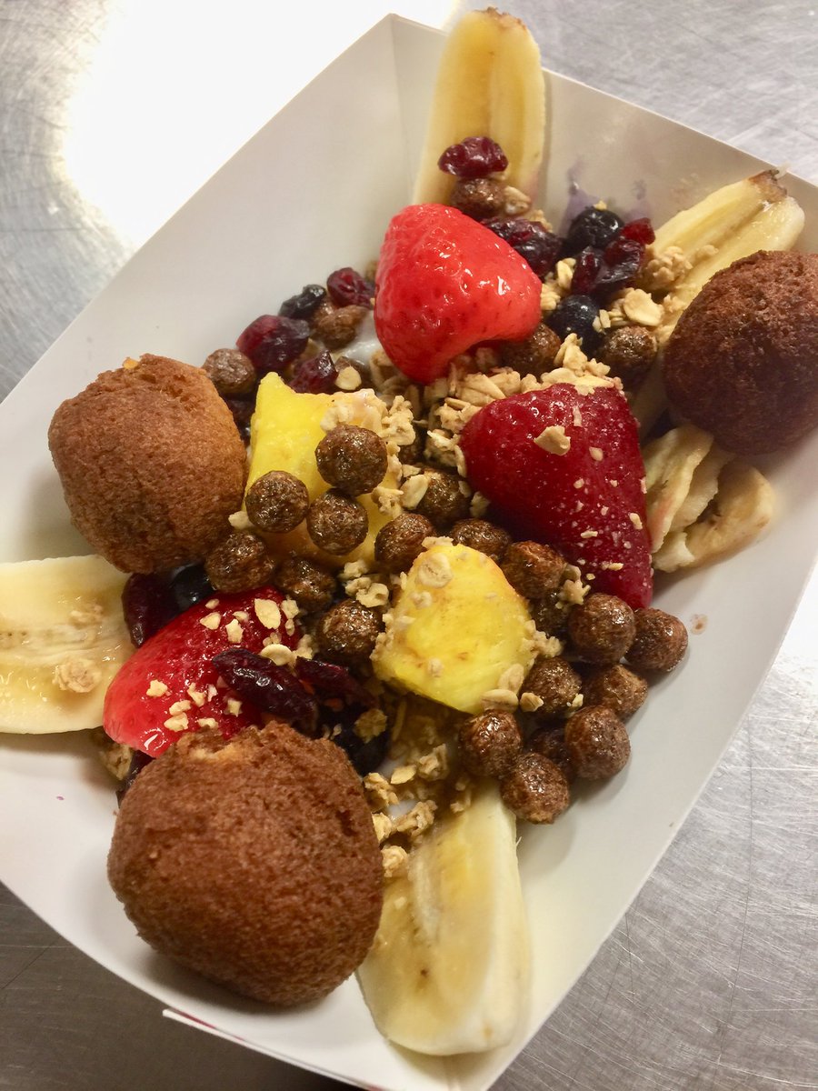 slphscafeteria's tweet photo. Guess what we had today for #schoolbreakfast today?#byobananasplitbar. #feedingbodiesfuelingminds #trysomethingnew https://t.co/mQR0CCJnHy