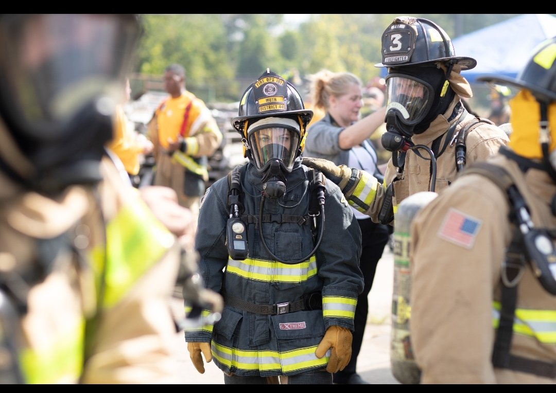Darrinkellypgh's tweet image. My partner @SenatorMuth giving the thumbs up as we get ready to head into action at @PghFireFighters #Fireops