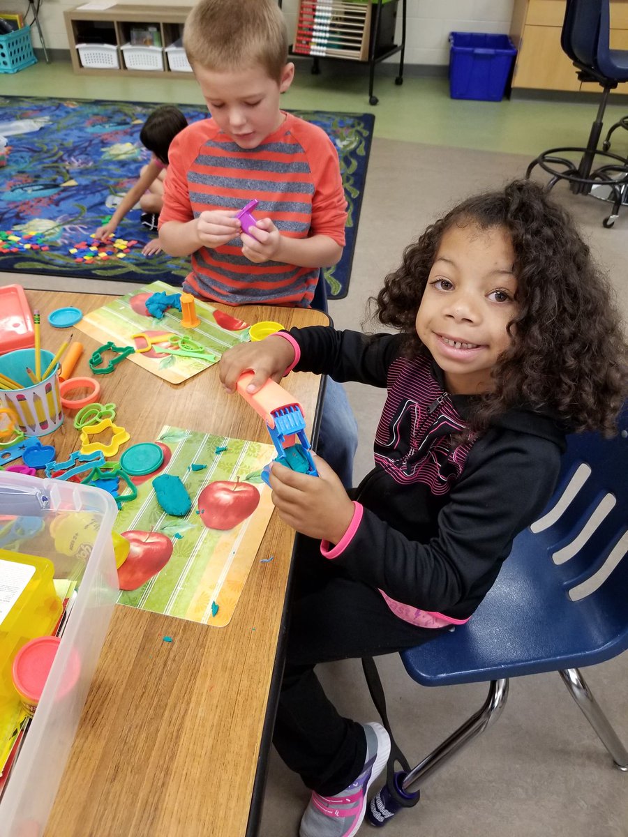 2ndSandberg's tweet photo. This morning lent itself to a high-energy guided discovery of our math tools! #gotRHpride https://t.co/0x1mtJR98n
