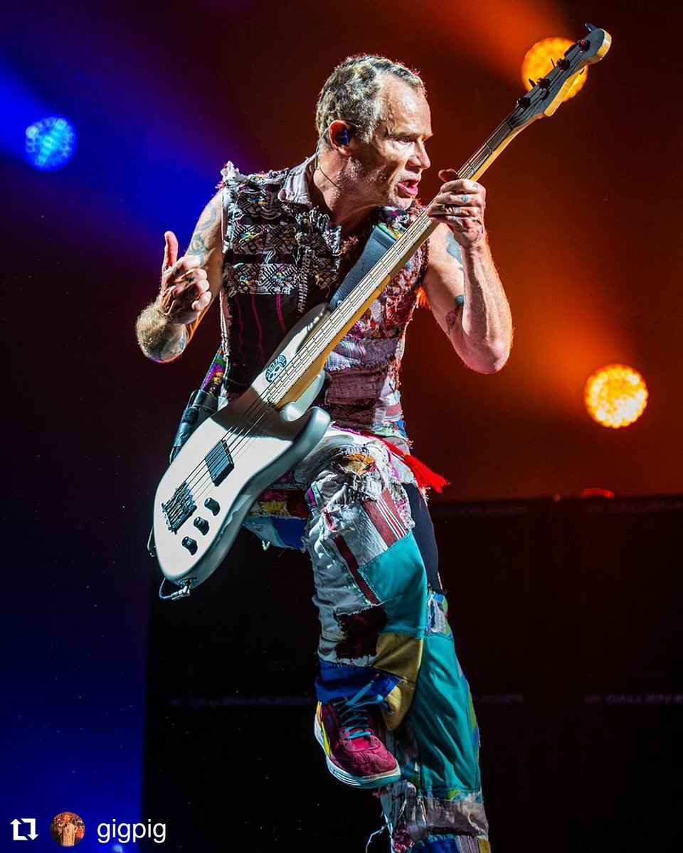 rhcpclubmexico's tweet photo. Flea 🤘🌶️
#abudhabi #showdownweek
#flea #fleabass #weloveflea
#redhotchilipeppers #rhcp #RHCP https://t.co/IxcsT5xsr8