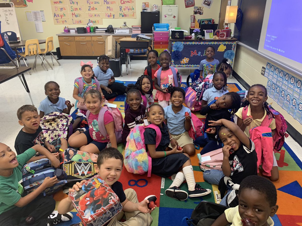 Smiles after a long day of learning so many new things. <a href="/qianalexander/">Qiana Love</a> @LTNolanOwls <a href="/WeAreNolanOwls/">Love T. Nolan Elementary</a> #WatchUsGrow #KinderGreatness #TogetherWeCan