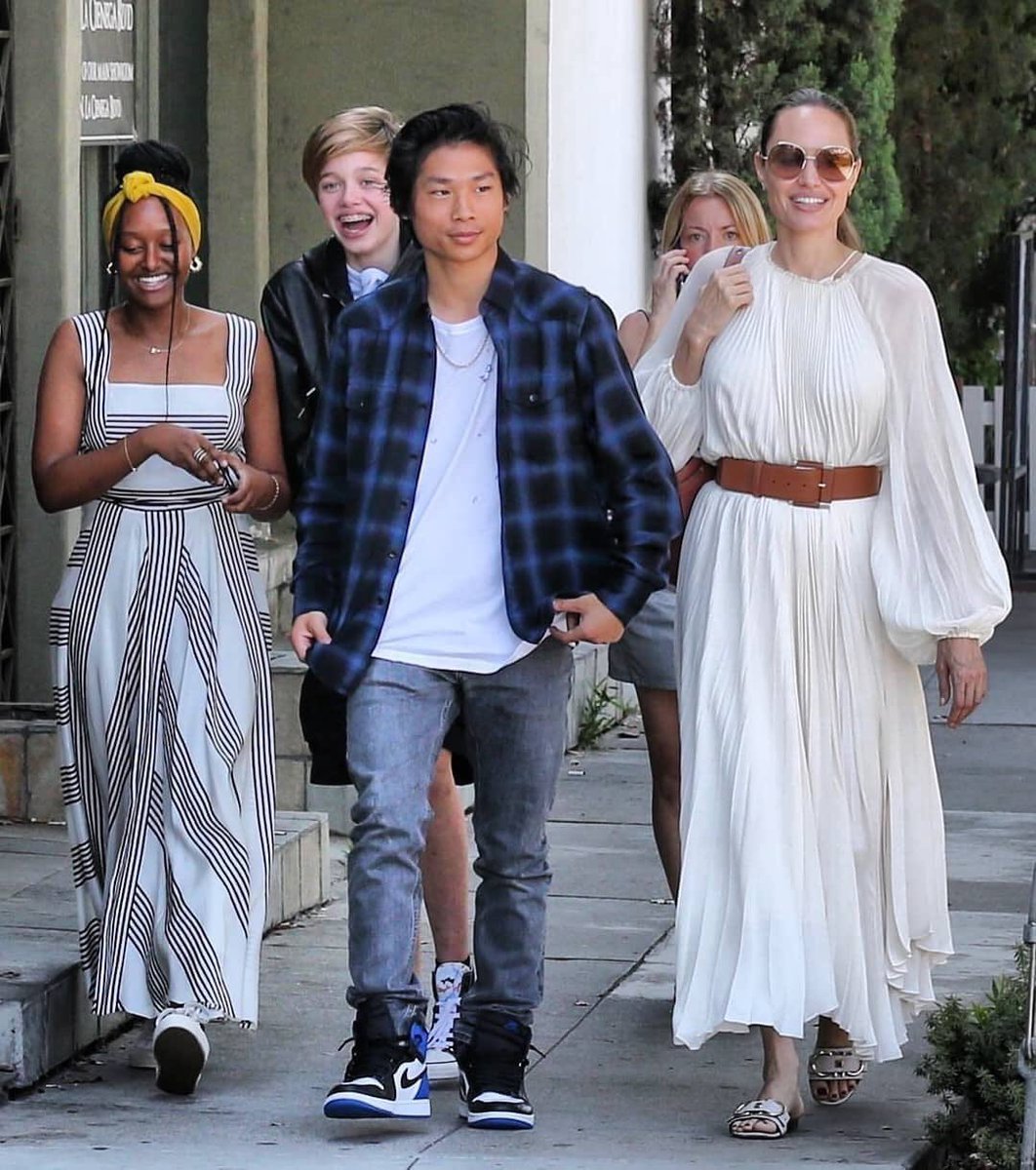 La foto de Angelina Jolie con sus hijos parece la portada de un libro de idiomas 🥰