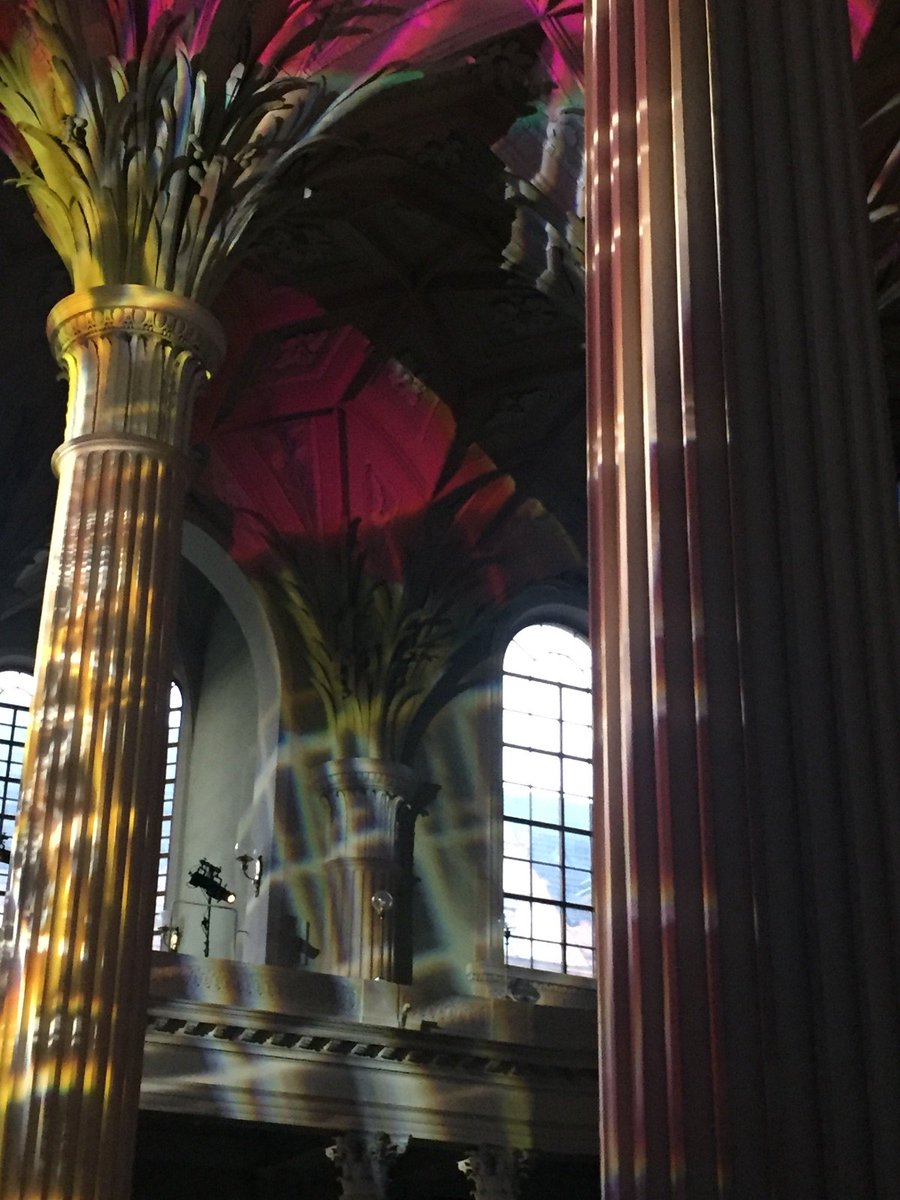 StadtLeipzig's tweet photo. Auf dem Weg zum #Lichtfest
Mit einer beeindruckenden Lichtinstallation in der Nikolaikirche beginnen heute die Erinnerungen an den Herbst'89.
In den kommenden Wochen eröffnen weitere sogenannte Lichträume um den Ring.
#aufdemwegzumlichtfest #lichtfest  #herbst89 https://t.co/GRkIedQYfZ
