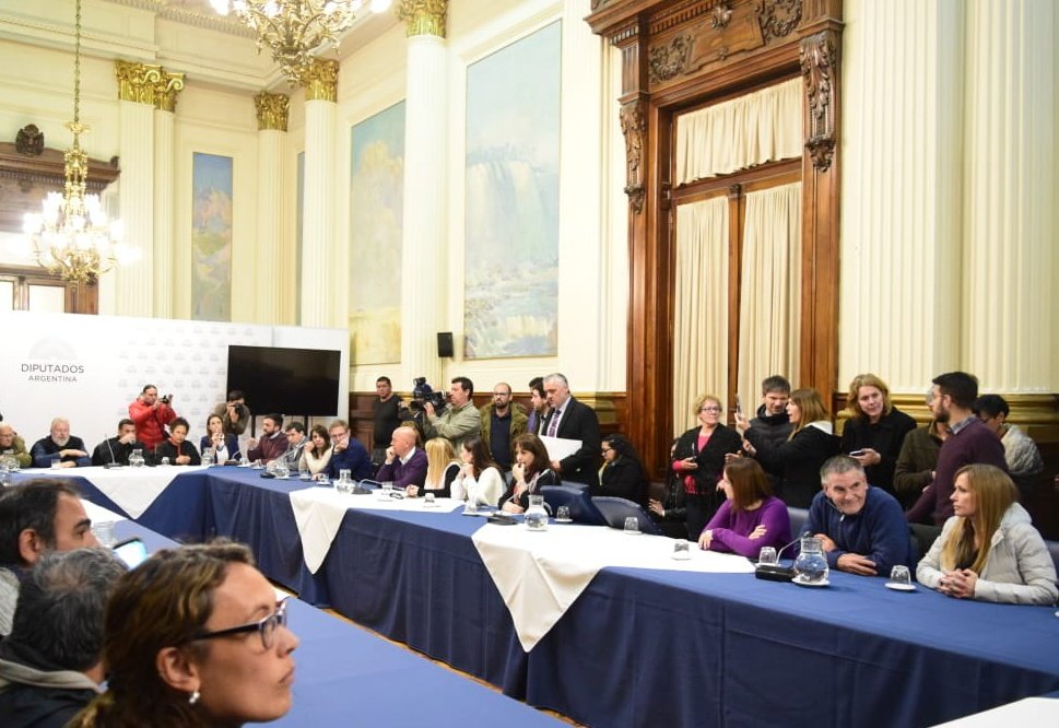 ARFederal's tweet photo. Distintos bloques de la oposición recibimos a movimientos sociales por el reclamo de #EmergenciaAlimentaria. Nos comprometimos a seguir apoyando esta demanda social para atender urgente esta cuestión primaria que es solucionar el hambre de nuestro pueblo. https://t.co/2QbENZRU51