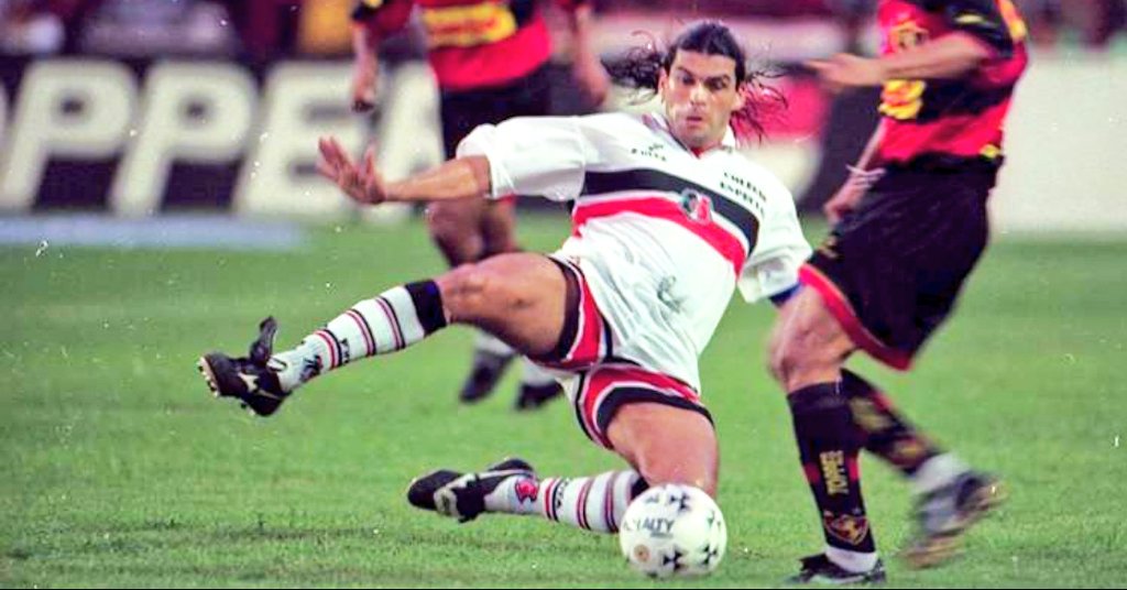 SantaCruzFC's tweet photo. Desejamos felicidades ao ex-volante Mancuso, que completa 51 anos hoje. Vestiu com muita garra a camisa coral e é sempre lembrado pelo torcedor. Feliz aniversário. 👏🏻 ⚫⚪🔴 https://t.co/vaHtPImns5