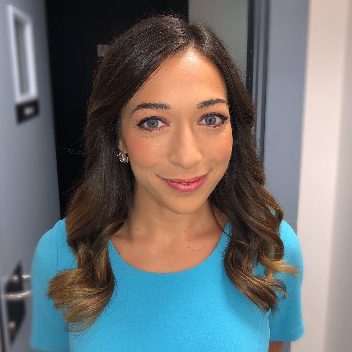 JadeAmyWillis's tweet photo. 💙💜Looking forward to seeing this beautiful face tomorrow morning again! Here’s a little glam sesh from last week.💄💆🏻‍♀️ @CNBC 
#hairbyme #makeupbyme #colourpop #makeupinspo #makeuplooks #anastasiabeverlyhills #mac #urbandecay #stilazzi #mua https://t.co/Zuf5FSoIeL